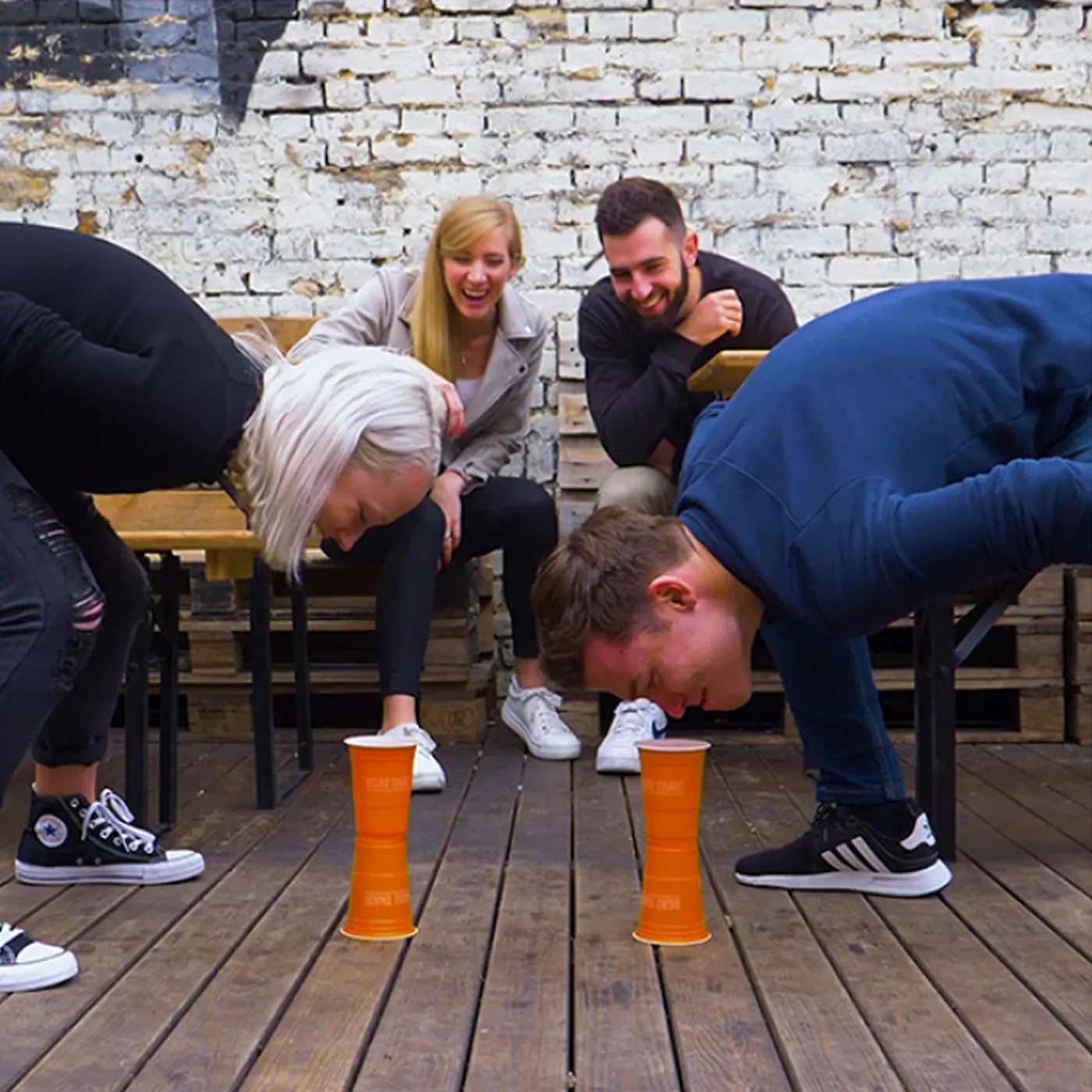 Eine Gruppe von Freunden stellt sich auf einer Terrasse einer Beat That-Challenge